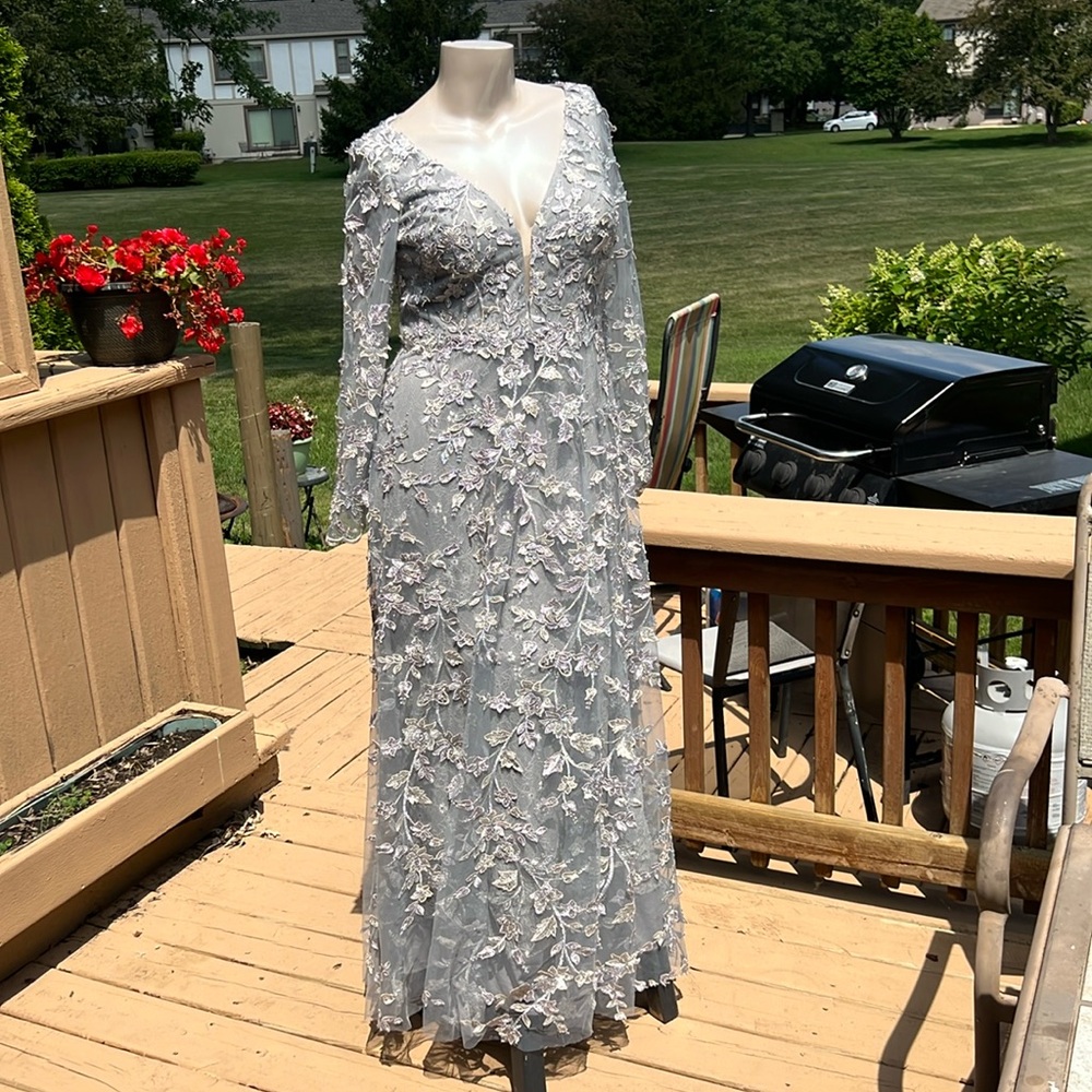 Mac Duggal New Floral Applique Long Sleeve V-Neck Gown in Platinum Size 12